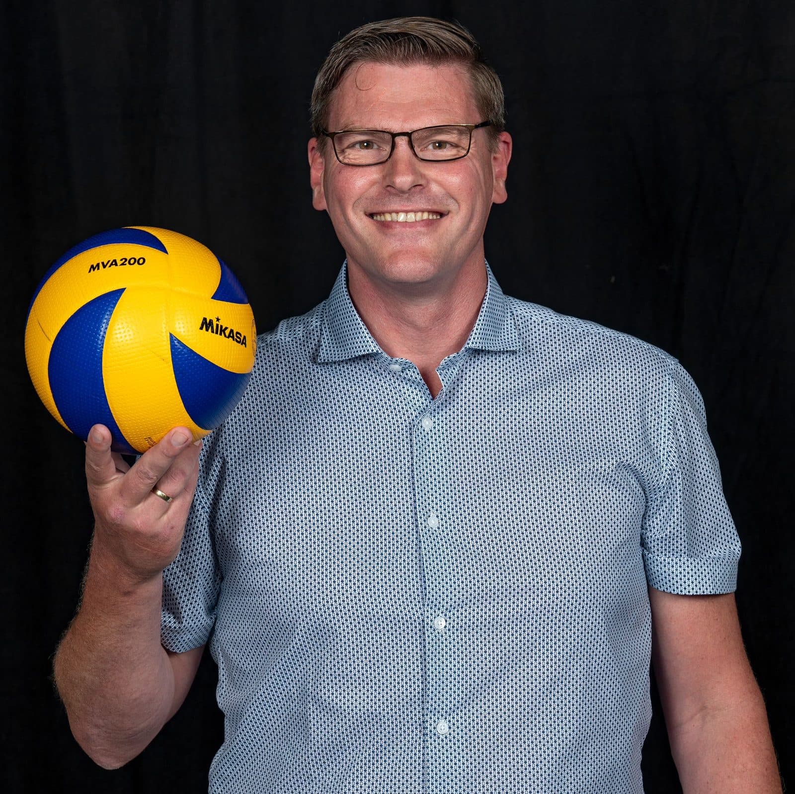 Peter van Tarel, Manager Sportontwikkeling bij de Nevobo, met een volleybal in zijn hand